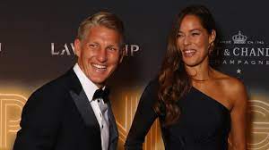 Marvin the martian with ray gun; Ana Ivanovic Plaudert Uber Familienleben Mit Bastian Schweinsteiger Eurosport