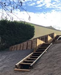 La pente d'un jardin d'agrément permet de donner très facilement du relief aux plantes que vous aurez choisies. Jardin En Pente Paysagiste Gironde Puyau Paysages