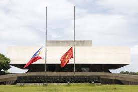 Half mast of flag for the supreme court judge and top union ministers in their departments and generally a flag at half mast is indicative of a country in mourning for either a current or former head. 1 Gfr5ks1dkeom
