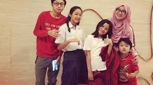 Sebagai ibu, okie mulai cukup khawatir dengan pergaulan anaknya ini. Lengkap Okie Agustina Punya 4 Anak Bersekolah Di Tk Sd Smp Dan Sma Begini Curhatannya Tribun Solo