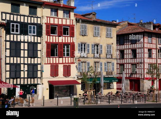 France, Pyrenees Atlantiques, Bayonne, Petit Bayonne, rue des Cordeliers Photo Stock - Alamy
