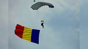 Similitudinea cu steagul ciadului, care este identică în afară de a permite o gamă mai largă de nuanțe de albastru, galben și roșu, a provocat discuții începând cu 17 decembrie 1989, în timpul revoluției de la timișoara , protestatarii au început să fluture steaguri cu stema comunistă tăiată din mijloc. 26 Iunie Ziua Drapelului NaÈ›ional Steagul Romaniei Simbol Al Unei Istorii Grele È™i Al Unor Victorii PlÄƒtite Scump Unde È™i Cand Putem SÄƒ ArborÄƒm Drapelul Matricea RomaneascÄƒ