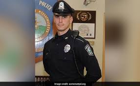 As a campus that serves our local washington, dc, community as well as the nation, the national law enforcement memorial and museum's first priority remains the health, safety, and. Instead Of Arresting Shoplifters Police Officer Pays For Their Groceries