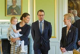 Maybe you would like to learn more about one of these? Kronprinsessparet Och Prinsessan Estelle Besokte Linkopings Slott Och Invigde Sagostig Vid Takern Sveriges Kungahus