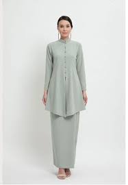 Baju kebaya labuh merupakan baju tradisional yang mempunyai kombinasi pakaian blaus. Cempaka Kebaya Labuh From Cahaya Lily In Green Gaya Busana Gaya Model Pakaian Model Baju Wanita