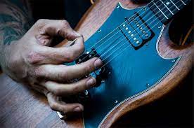 5 Cara Menggunakan Pick Gitar Yang Benar Bukareview