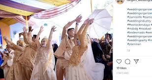 Jika lokasi akad berbeda dengan ktp domisili, kamu. Viral Ibu Bersama 3 Putrinya Nikah Bareng Di Lapangan Bola Rajadesa Ciamis Bagian 1