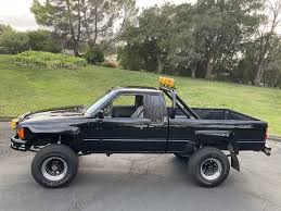 How to restore a back to the future toyota? Lifted 1985 Toyota Pickup 4x4 Looks Like Marty Mcfly S Truck Bidding Still Open Autoevolution
