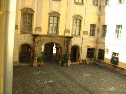 Astăzi, muzeul structurat în galeriile de artă europeană, galeriile de artă românească şi galeriile de artă contemporană expune un patrimoniu extrem de bogat şi diversificat de pictură, sculptură, stampe şi cartografie. Muzeul NaÅ£ional Brukenthal Curte InterioarÄƒ Mapio Net