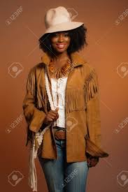 If there's one thing that fashion history can teach us is that your grandparents probably had more style. Retro 70er Jahre Mode Afrikanische Frau Mit Weissem Hut Und Braune Jacke Brown Hintergrund Lizenzfreie Fotos Bilder Und Stock Fotografie Image 20281250