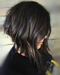 Idee Coiffure Description Coupe Asymetrique En Forme De Bol Avec Les Bouts Effiles Et Des Meches Blondes Balayage Coupe De Cheveux Cheveux Idees De Coiffures