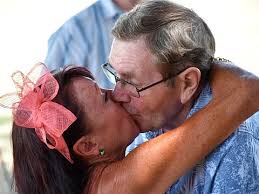 Por alzhéimer hombre olvida que está casado y propone matrimonio