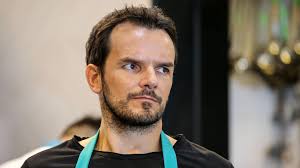 In den neuen folgen von grill den henssler halten steffen henssler und laura wontorra so manche überraschung für die zuschauer bereit. Schock Bei Grill Den Henssler Steffen Henssler Erneut Verletzt