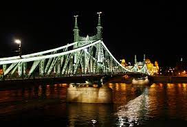 A fővárosi önkormányzattal együttműködve a valyo ismét megnyitja a szabadság hidat a gyalogosok előtt 4 nyári hétvégére: Szabadsag Hid By Night Budapest Flickr