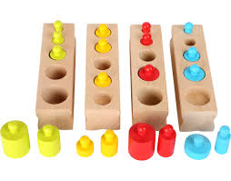 I bambini a un anno iniziano a lanciare, rotolare e succhiare tutte le cose nuove che gli capitano a portata di mano. Migliori Giochi Montessori Per Bambini Di 1 Anno