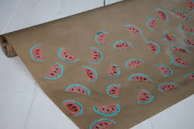 Geschenke verpacken ist sicher nicht die spaßigste aufgabe, wenn es um weihnachtsbasteleien geht. Diy Idee Geschenkpapier Mit Kartoffeldruck Selbermachen Lavendelblog