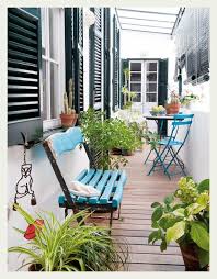 Repeindre Un Vieux Banc En Bois En Une Couleur Flashy Ideal Pour Apporter De La Modernite A Votre Terrasse Decor De Balcon Decoration Balcon Deco Balcon
