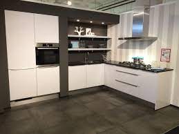 hoogglans wit gelakte keuken met graniet blad en bosch apparatuur vanaf 8600 bij reddy zaandam huis ideeen keukens keuken