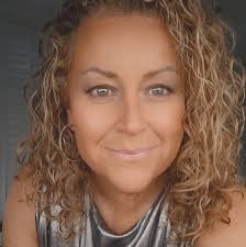 Hi, Can anyone recommend a place that does eyebrow tattoos? Thanks