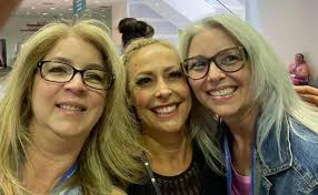 Omg, I forgot I had my picture taken with Elise a few years ago! So fun! I  look much younger then I do now. How does that happen?!? 🧐 Thank you for