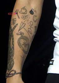 Pop vocalist and member of one direction who shot to stardom after an appearance on the x factor. Start Exploring 20 Striking Tattoos Of Louis Tomlinson Tattoos Matching Tattoos Arm Tattoos