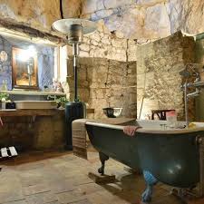 Un Jeune Couple Emmenage Dans Une Maison Troglodyte Vivre Dans Une Maison Troglodyte 18h39 Fr En 2020 Maison Troglodyte Maison Troglodyte