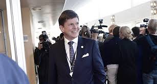 Till riksdagens uppgifter hör att besluta om lagar och om statsbudgeten. 8 Sidor Han Blir Riksdagens Talman
