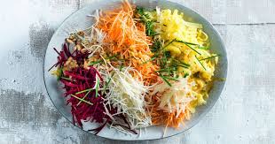 Alles Wird Geraffelt Und Gehobelt Gekochte Kartoffeln Rohe Randen Karotten Sellerie Apfel Mit Apfelsaft Dressing Wird Daraus Ei Salat Kochrezepte Rezepte