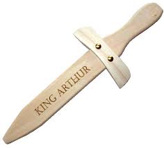 Das kann das ausgraben von erdlöchern sein, das schlagen von minenschächten in den berg, das fällen von bäumen, das zerschlagen von glas, das wegnehmen von dekorationsblöcken, etc. Kinder Holz Dolch Mit Namen Kurzschwert 33 34 Cm Mit Gravur Geschenke Gelasert