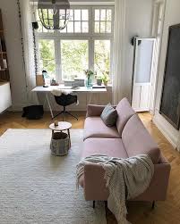 Blick Ins Arbeitszimmer Schreibtisch Am Fenster Und Zum Entspannen Rosafarbenes Sofa Haus Deko Inneneinrichtung Zimmer