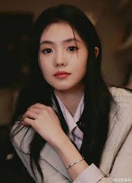 刘浩存改走低调路线闷声发大财，手握张艺谋新片资源逆袭00花