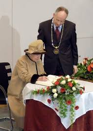 All inpatient and emergency services were transferred by october 2014 to. Universitat Dusseldorf Es Ist Donnerstag Und Wir Drehen Wieder Die Zeit Zuruck Mit Der Reihe Hhu Nostalgia Heute Im November Vor 14 Jahren Beehrte Die Konigin Von England Den Campus Der Hhu