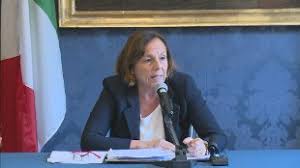 È in possesso del diploma di laurea in giurisprudenza ed è abilitata all'esercizio della professione di avvocato. Kx96h6evkt7ykm