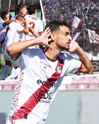 L'attaccante della Reggina Ferraro esulta dopo un gol