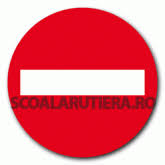 Accesul interzis autovehiculelor care tractează remorci, cu excepția semiremorcilor sau celor cu o osie. Indicatoare De Interzicere Sau Restrictie