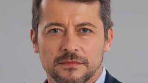 Na estreia do filme sei lá, adaptado do romance de margarida rebelo pinto, antónio pedro cerdeira, 43 anos, causou sensação. Antonio Pedro Cerdeira Mantem O Numero Da Mae Meses Apos A Sua Morte