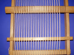 Jeweils zwei holzstücke müssen gleichlang sein. Schulwebrahmen Mit Brucke Faden Aufspannen