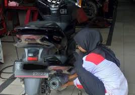 Maybe you would like to learn more about one of these? Geger Bengkel Resmi Ahass Mekaniknya Cewek Sempat Terjadi Debat Ada Yang Pro Dan Kontra Motorplus