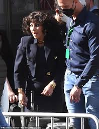 Lady gaga heeft fikse kritiek gekregen van patrizia reggiani. Lady Gaga Cheerfully Looks Like Black Widow Patrizia Reggiani On The Set Of House Of Gucci