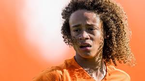 Simons has played for the barcelona football club for over 9 years and has moreover, xavi's family is very supportive of his passion for his football. Xavi Simons 16 Oranjes Grote Voetbaltalent Met Twee Miljoen Volgers Nos