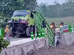 Smk negeri ngasem bojonegoro, bojonegoro, indonesia. Terlalu Percaya Google Maps Truk Pasir Di Bojonegoro Keblasuk Dan Patahkan Jembatan