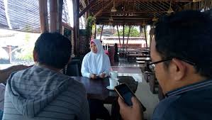 Adikku yg baru datang sekolah langsung menyimpan tas di meja belajarnya dan terus membuka sayang kalau tutup, siangnya biar titi bantuin kamu sepulang sekolah. Viral Ida Ayu Sekolah Sambil Jualan Cilok Untuk Bertahan Hidup Okezone News
