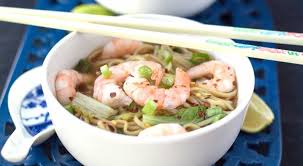 Soupe Chinoise Aux Crevettes Poulet Et Vermicelles Recettes Ramadan Soupe Chinoise Crevette Soupe Chinoise Recettes De Cuisine