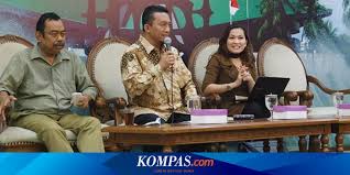 Degradasi berarti kemunduran, kemerosotan atau penurunan dari suatu hal sedangkan moral adalah akhlak atau budi pekerti menurut kamus besar bahasa indonesia. Degradasi Moral Buat Dampak Buruk Pornografi Dan Kejahatan Seksual Sulit Dibendung