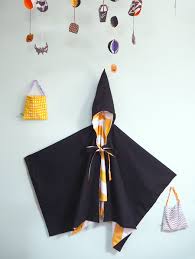 手作りハロウィングッズ】１枚着るだけで仮装が完成！とんがりフードの魔女マントの作り方 | nunocoto fabric