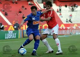 FAZ TEMPO! Relembre a última vitória do Cruzeiro sobre o Internacional no Beira-Rio