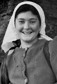 Contempla como la Santa Virgen atraves de las niñas atrae a todo un pueblo  al Camino de su conversión.Y como gentes de todas partes del mundo vienen a  este pueblo de Dios