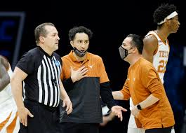 Texas basketball head coach shaka smart donned a new hairstyle to start off the 2020 season head coach shaka smart and the texas longhorns are back on the court in 2020 and already off to a hot. 1d4tmp0cv 7a8m
