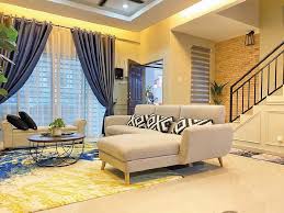 Hiasan dinding ruang tamu atau disebut juga pajangan dinding tentunya akan mempercantik ruang rumah anda. Banyak Guna Hiasan Dinding