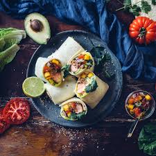 Lachs Wrap Mit Bohnenmus Und Mangosalsa Rezept Edeka Rezept Lebensmittel Essen Lachs Wrap Mango Salsa